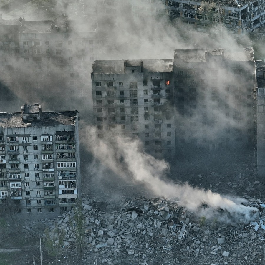 Rauch steigt von einem Gebäude in Bachmut in der Region Donezk auf. © picture alliance Foto: Libkos
