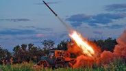 Ein Mehrfachraketenwerfer der ukrainischen Armee feuert Raketen auf russische Stellungen an der Frontlinie in der Nähe von Bachmut (Ukraine). © AP/dpa Foto: Roman Chop