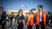Bundesaußenministerin Annalena Baerbock (Bündnis 90/Die Grünen) besucht den Grenzübergang zum Gazastreifen in Rafah und spricht mit Mitarbeitern der Deutschen Botschaft. © dpa Foto: Michael Kappeler