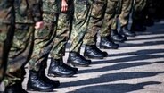 Soldaten der Bundeswehr stehen auf dem Appellplatz © picture alliance/dpa | Sina Schuldt Foto:  Sina Schuldt