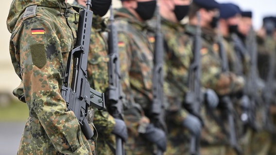 Soldaten vom Informationstechnikbataillon 381 der Kurmark-Kaserne tragen bei einem Apell Sturmgewehre vom Typ G36 von Heckler und Koch. © picture alliance/dpa Foto: Patrick Pleul