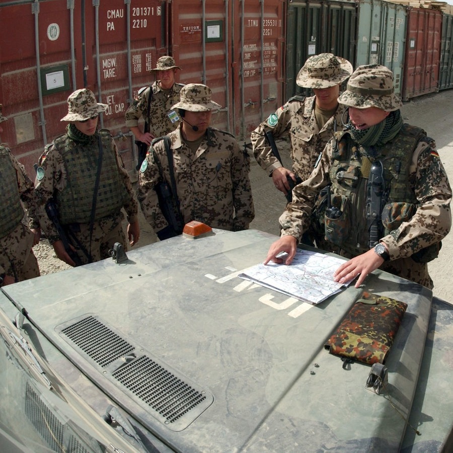 Einsatzbesprechung: Eine Bundeswehr-Einheit bereitet sich im deutschen Feldlager "Camp Warehouse" in Kabul. © picture-alliance Foto: Peter Kneffel