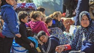 Palästinensische Familien fliehen vor den anhaltenden israelischen Angriffen auf Chan Junis (Gazastreifen). © dpa Foto: Mohammed Talatene