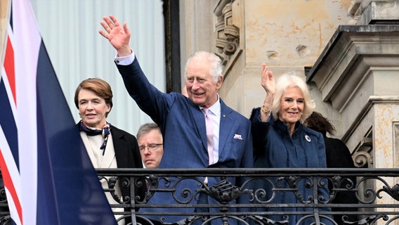 König Charles III. und Camilla stehen auf dem Balkon des Hamburger Rathauses und winken. © Picture alliance/dpa Foto: Daniel Reinhard