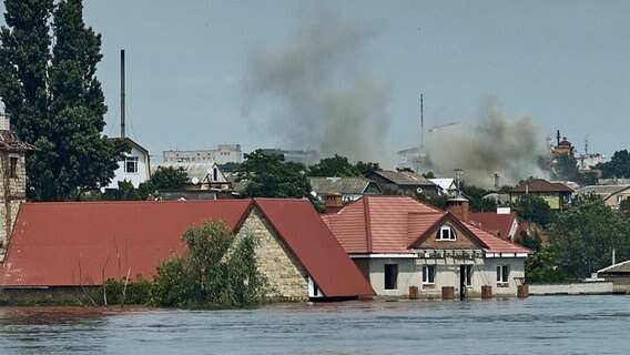 Ein überschwemmtes Stadtviertel in Cherson (Südukraine) wird von russischen Soldaten beschossen. © LIBKOS/AP/dpa 
