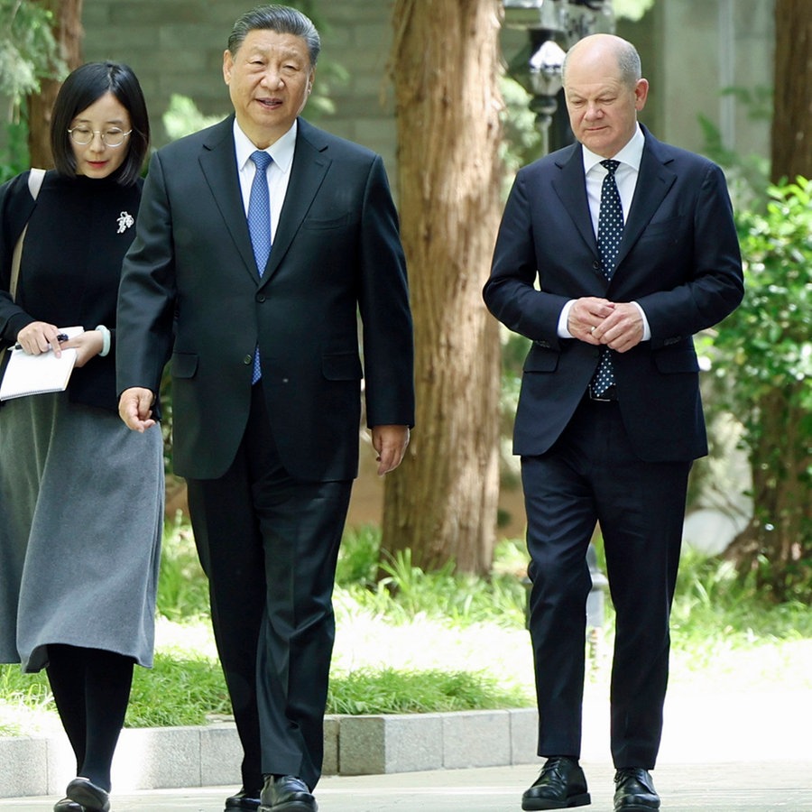 Der chinesische Präsident Xi Jinping (links) und Bundeskanzler Olaf Scholz (rechts) gehen am Rande ihres Treffens in Peking zusammen. © XinHua/dpa Foto: Ding Haitao