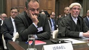 Malcolm Shaw (rechts), Jurist aus Großbritannien, und Tal Becker (links), Rechtsberater des israelischen Außenministeriums, während der Eröffnung der Anhörungen am Internationalen Gerichtshof in Den Haag. © AP/dpa Foto: Patrick Post