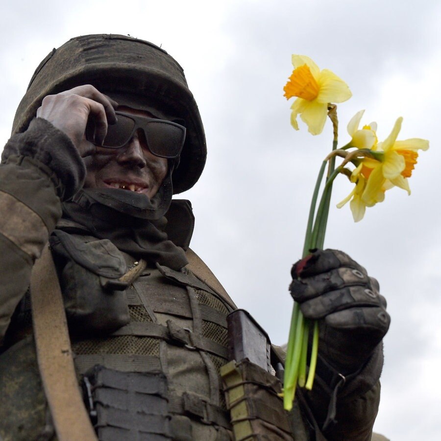Russischer Soldat wird in Donezk empfangen nach Einsatz in Mariupol. © picture alliance Foto:  Nikolai Trishin