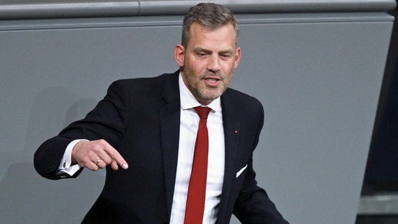 Ein Porträtbild von Falko Droßmann (SPD), Abgeordneter im Deutschen Bundestag, stehend am Rednerpult im Plenarsaal. © dts-Agentur 