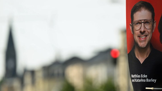 Ein Wahlplakat des sächsischen SPD-Spitzenkandidaten zur Europawahl, Matthias Ecke hängt an der Schandauer Straße im Stadtteil Striesen in Dresden an einem Laternenmast. © dpa Foto: Robert Michael