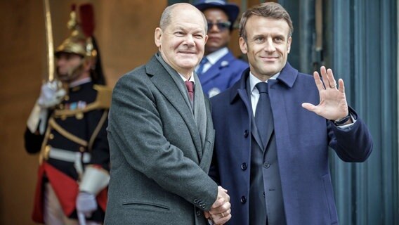Bundeskanzler Olaf Scholz (links) steht in Paris neben dem Präsidenten von Frankreich, Emmanuel Macron (rechts), anlässlich des 60. Jubiläums des Élysée-Vertrags und des Treffens des deutsch-französischen Ministerrates. © dpa Foto: Michael Kappeler
