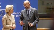Die Präsidentin der Europäischen Kommission, Ursula von der Leyen (links), spricht mit dem Präsident des Europäischen Rates, Charles Michel (rechts), während eines Treffens auf einem EU-Gipfel in Brüssel (Belgien). © Belga/dpa Foto: Hatim Kaghat
