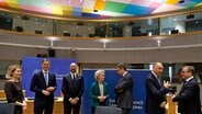 Die Präsidentin der Europäischen Kommission, Ursula von der Leyen (Mitte), spricht mit Griechenlands Premierminister Kyriakos Mitsotakis, während eines Treffens auf einem EU-Gipfel in Brüssel (Belgien). © AP Foto: Omar Havana