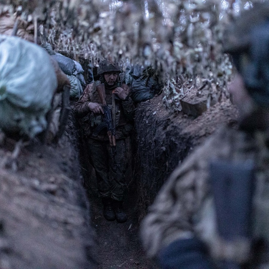Ukrainische Soldaten verschanzen sich in einem Schützengraben in der Nähe von Kupiansk. © picture alliance Foto: Herrera Carcedo
