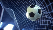 Ein Fußball wird bei Dunkelheit im Scheinwerferlicht in ein Tor geschossen. © Stock-Foto Foto: Kiyoshi Takahase Segundo