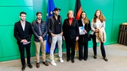 Die Bundestagspräsidentin Bärbel Bas (SPD, Mitte) trifft sich mit Angehörigen der durch die Hamas entführten deutschen Staatsbürger im Deutschen Bundestag. © dpa Foto: Christoph Soeder
