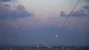 Raketen werden aus dem Gazastreifen auf Israel abgefeuert. © picture alliance Foto: Fatima Shbair