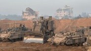 Israelische Streitkräfte setzen die Bodenoperationen im Gazastreifen mit militärischen Fahrzeugen fort. © XinHua/dpa 