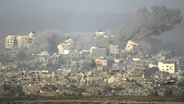 Nach einem israelischen Luftangriff im Gazastreifen ist eine Explosion vom Süden Israels aus zu sehen. © picture alliance/dpa/AP Foto: Leo Correa