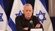 Yoav Gallant (M), Verteidigungsminister von Israel, bei einer Pressekonferenz in Tel Aviv, Israel © picture alliance / ASSOCIATED PRESS Foto: Abir Sultan