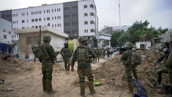 Israelische Soldaten stehen vor dem Schifa-Krankenhaus in Gaza-Stadt im Gazastreifen (Israel). © AP/dpa Foto: Victor R. Caivano