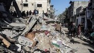 Palästinenser suchen nach einem israelischen Luftangriff in den Trümmern nach Überlebenden. © dpa-Bildfunk Foto: Abed Rahim Khatib