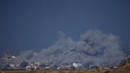 Rauch steigt nach einem israelischen Bombardement im Gazastreifen auf, aufgenommen aus dem Süden von Israel © dpa-Bildfunk Foto: Ariel Schalit