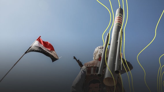 Ein bewaffnetes Mitglied der vom Iran unterstützten Huthi-Miliz steht mit dem Rücken zur Kamera. © picture alliance Foto: Osamah Yahya