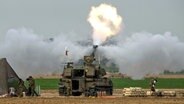 Eine mobile israelische Artillerieeinheit feuert eine Granate aus dem Süden Israels in Richtung Gazastreifen © AP/dpa Foto: Leo Correa