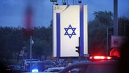 Eine große israelische Flagge hängt an einer Straßenkreuzung in Jerusalem (Israel). © dpa Foto: Karl-Josef Hildenbrand