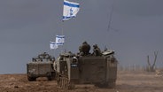 Israelische Soldaten manövrieren gepanzerte Militärfahrzeuge entlang der israelischen Grenze zum Gazastreifen. © dpa-Bildfunk Foto: Ohad Zwigenberg