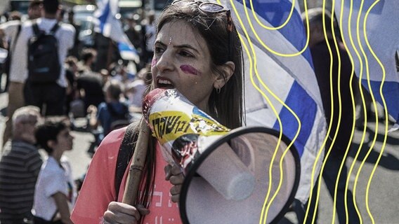 Eine israelische Demonstrantin steht mit einem Megafon in der Hand bei einem Protest gegen die von der Regierung geplante Überarbeitung des Rechtssystems. © picture alliance/dpa Foto: Ilia Yefimovich