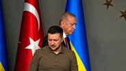 Der Präsident der Türkei, Recep Tayyip Erdogan (hinten), kommt mit dem Präsident der Ukraine, Wolodymyr Selenskyj (vorne), zu einer gemeinsamen Pressekonferenz nach ihrem Treffen in Istanbul (Türkei). © AP/dpa Foto: Francisco Seco