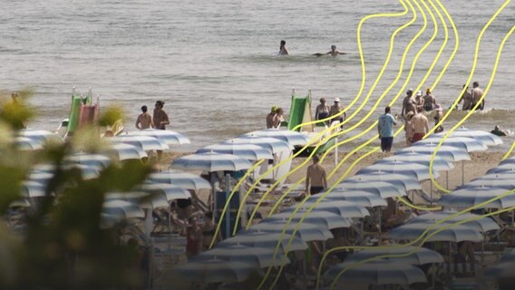 Strand mit Badegästen im Sommer in Rimini, Italien © picture alliance Foto: Leonardo Marino