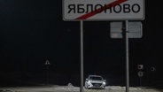 In der Nähe der Absturzstelle eines Militärtransportflugzeugs nahe Jablonowo (Russland) in der Grenzregion Belgorod ist ein Polizeifahrzeug im Einsatz. © Jr/XinHua/dpa Foto: Alexander Zemlianichenko