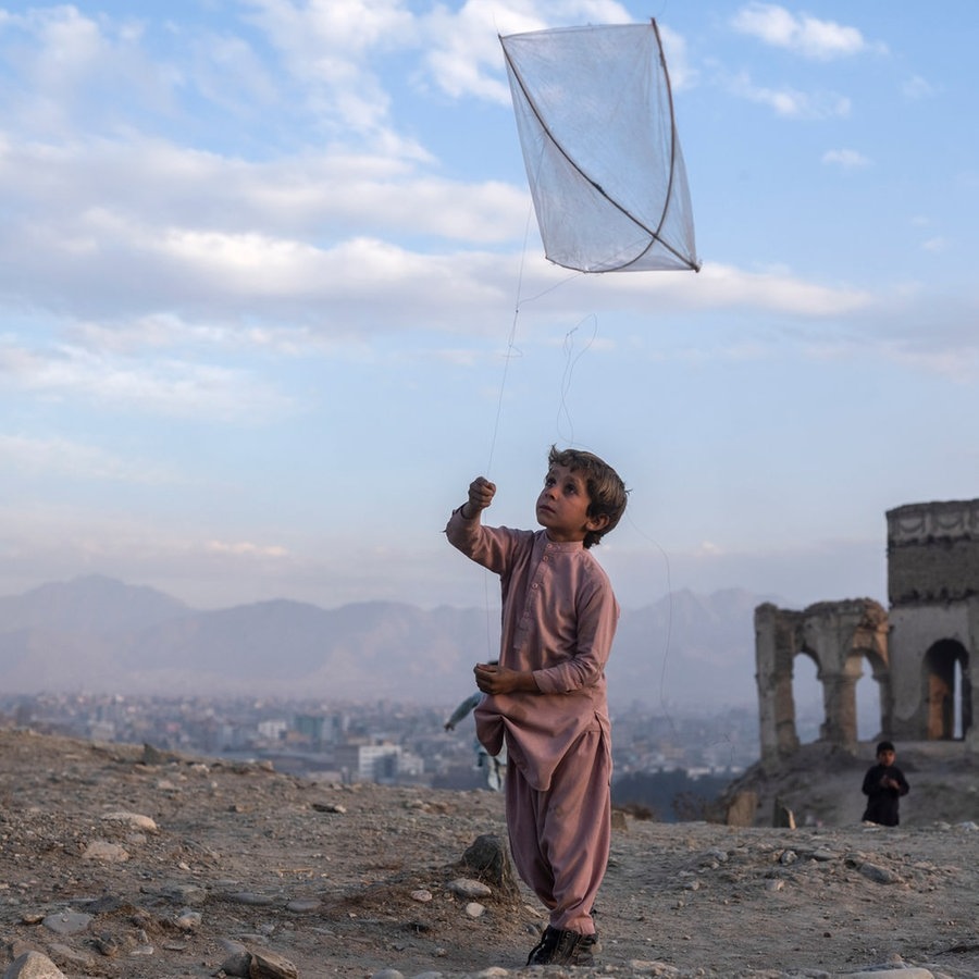 Alltag in Afghanistan: ein Junge lässt bei Kabul einen Drachen steigen. © picture alliance Foto: Petros Giannakouris