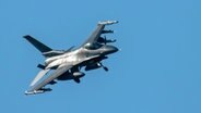 Ein Kampfflugzeug vom Typ F-16 Fighting Falcon hat zum Landen auf dem US-Militärflugplatz Spangdahlem (Rheinland-Pfalz) das Fahrwerk ausgefahren (Archivbild). © dpa Foto: Harald Tittel