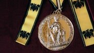 Die Medaille für den Internationalen Karlspreis des Jahres 2023, der in Aachen an das ukrainische Volk und seinen Präsidenten verliehen wird © Stadt Aachen/dpa Foto: Andreas Herrmann