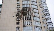 Zerbrochene Fensterscheiben einer Wohnung an der beschädigten Fassade eines Wohnhauses in Kiew (Ukraine), aufgenommen nach einem russischen Militärangriff durch iranische Shaheds-Drohnen. © SOPA Images via ZUMA Press Wire/dpa Foto: Aleksandr Gusev