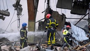 Feuerwehrleute löschen ein Feuer nach einem Raketenangriff auf Kiew (Ukraine). © AP/dpa Foto: Efrem Lukatsky