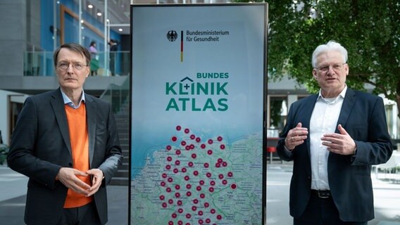 Gesundheitsminister Karl Lauterbach steht vor einem Plakat für den Bundes-Klinik-Atlas. © picture alliance / Flashpic | Jens Krick Foto: Jens Krick