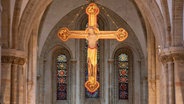 Ein großes Kreuz hängt im katholischen Dom Osnabrück. © picture alliance/dpa | Friso Gentsch Foto: Friso Gentsch