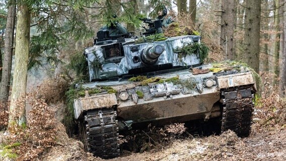 Ein Panzer der polnischen Armee vom Typ "Leopard 2" steht während der internationalen Militärübung "Allied Spirit 2022" auf dem Gelände des Truppenübungsplatzes Hohenfels in einem Waldstück in Bayern (Archivbild). © dpa Foto: Armin Weigel