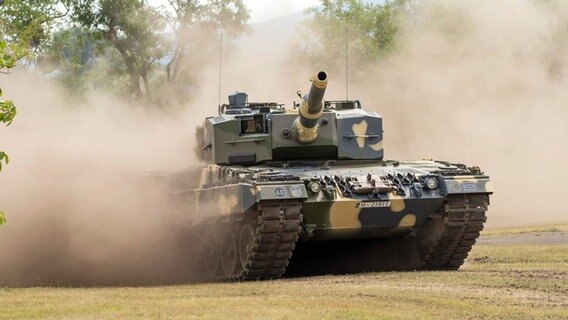 Ein Panzer des Typs Leopard 2 A4 © MTI/AP/dpa Foto: Csaba Krizsan