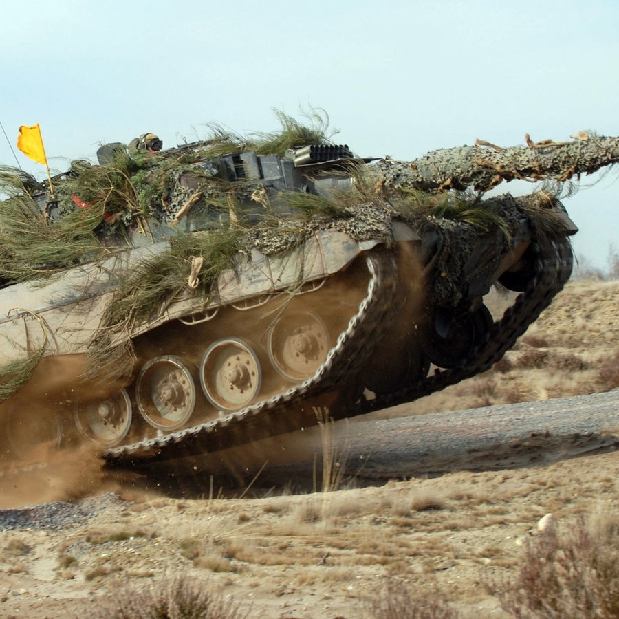 Ein Handout des Rüstungskonzerns Krauss-Maffei Wegmann zeigt einen Kampfpanzer Leopard 2A4 auf einem Truppenübungsplatz (Archivbild). © Krauss-Maffei Wegmann/dpa 
