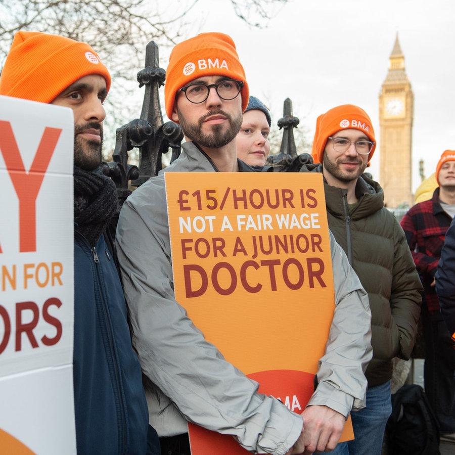 Angehende Ärzte demonstrieren in London. © picture alliance Foto: zumapress