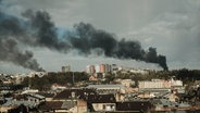 In Lwiw in der Ukraine werden zivile Ziele in der Nähe der Innenstadt angegriffen. © picture alliance Foto: Matthew Hatcher