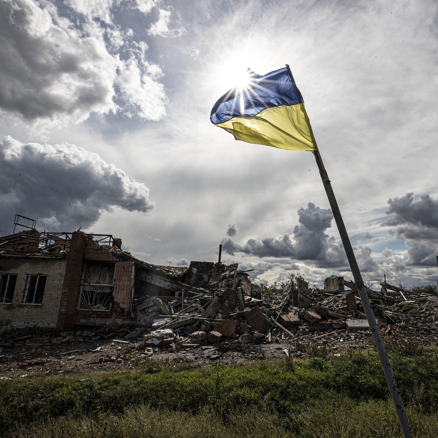 Die ukrainische Flagge weht in der Region Donezk. © picture alliabce Foto: Metin Aktas