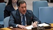 Der ständige Vertreter von Israel bei den Vereinten Nationen, Brett Jonathan Miller, spricht während der Sitzung des Sicherheitsrates im Hauptquartier der Vereinten Nationen in New York (USA). © AP/dpa Foto: Yuki Iwamura
