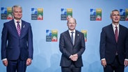 Der  Präsident von Litauen, Gitanas Naus·da (links), Bundeskanzler Olaf Scholz (Mitte) und Nato-Generalsekretär Jens Stoltenberg (rechts), stehen auf dem Nato-Gipfel in Vilnius (Litauen) nebeneinander. © dpa Foto: Kay Nietfeld